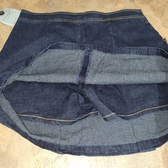 NWT Jessica Dark Jean Skort, with button detail. - Picture 4 of 13